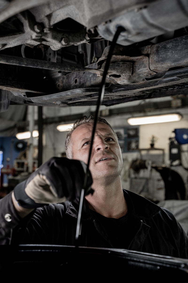 man die aan auto werkt